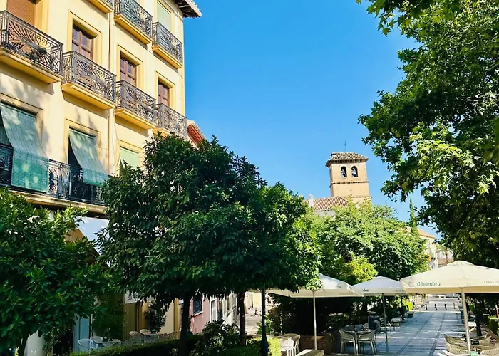 Spacious 3-bedroom family apartment in the historic center, Albaicín